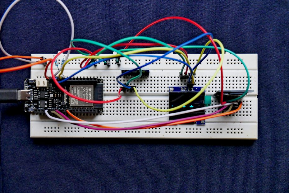 Scheda microcontrollore con moduli sensore su breadboard, immagine illustrativa di un progetto elettronico per acquari